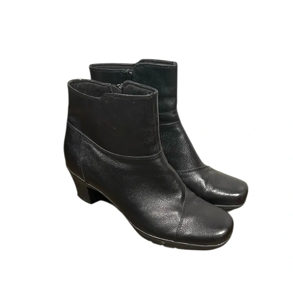 Clark’s black leather 2.5” heeled booties size 9M